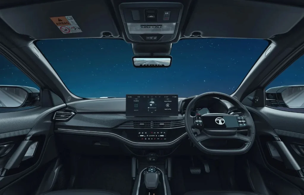 “Tata Harrier पेट्रोल का premium dashboard view, touchscreen और digital cluster के साथ